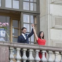 Carlos Felipe de Suecia y Sofia Hellqvist saludan desde el palacio de Drottingholm en el anuncio de su compromiso