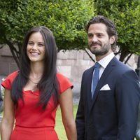 Carlos Felipe de Suecia y Sofia Hellqvist en el anuncio de su compromiso con la Reina Silvia
