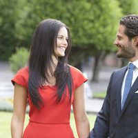 Carlos Felipe de Suecia y Sofia Hellqvist se dedican una tierna mirada en el anuncio de su compromiso