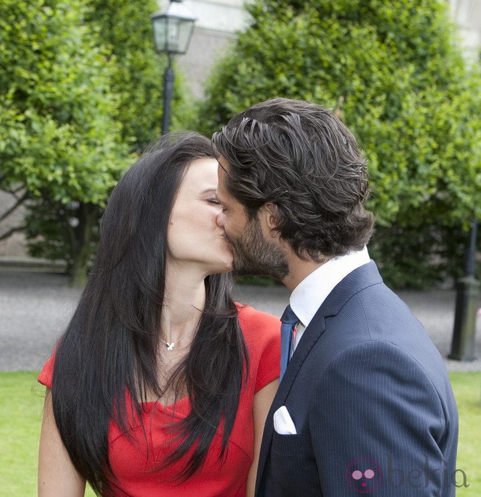 Carlos Felipe de Suecia y Sofia Hellqvist se dan un beso en su compromiso