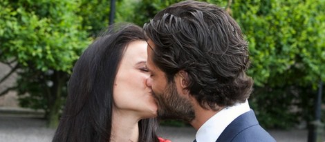 Carlos Felipe de Suecia y Sofia Hellqvist se dan un beso en su compromiso