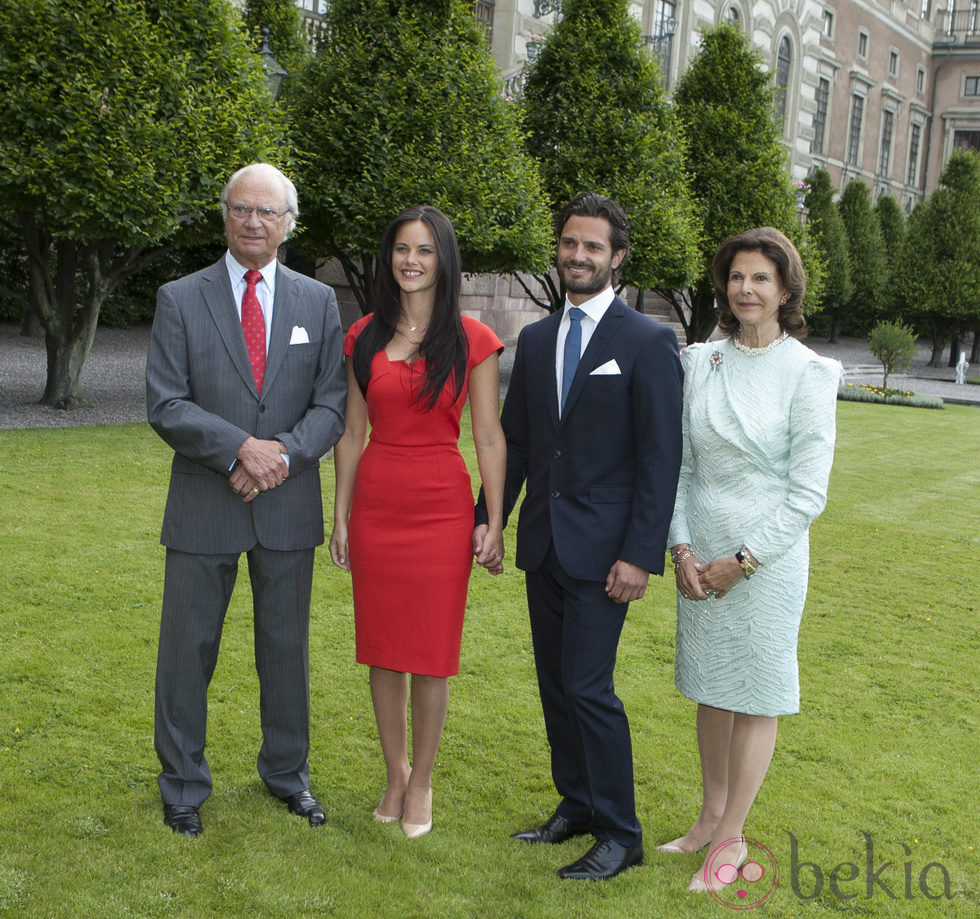 Carlos Felipe de Suecia y Sofia Hellqvist con los Reyes de Suecia en el anuncio de su compromiso