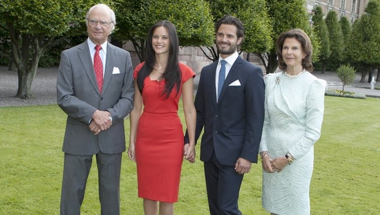 Carlos Felipe de Suecia y Sofia Hellqvist con los Reyes de Suecia en el anuncio de su compromiso