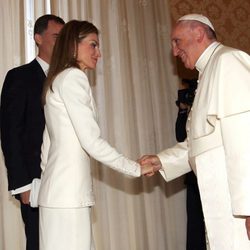 La Reina Letizia saluda al Papa Francisco en su primer viaje al extranjero como Reina de España