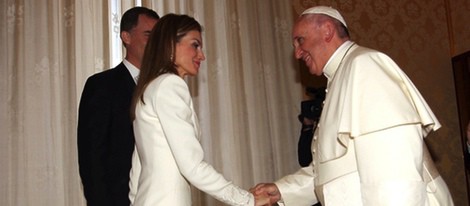 La Reina Letizia saluda al Papa Francisco en su primer viaje al extranjero como Reina de España