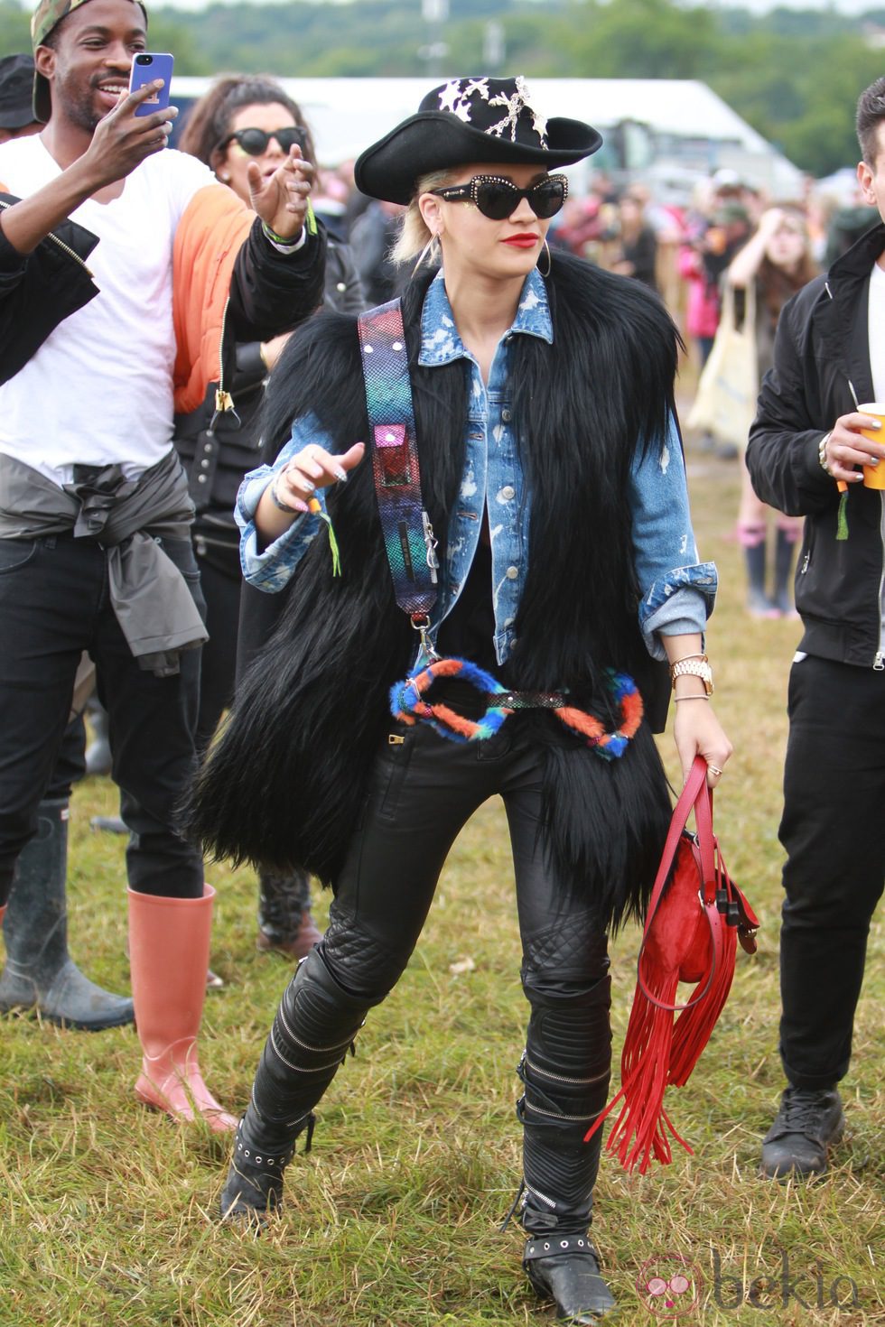 Rita Ora en el Festival de Glastonbury 2014