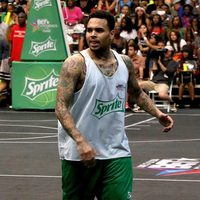 Chris Brown en el Sprite BET Awards Experience Celebrity Basketball Game