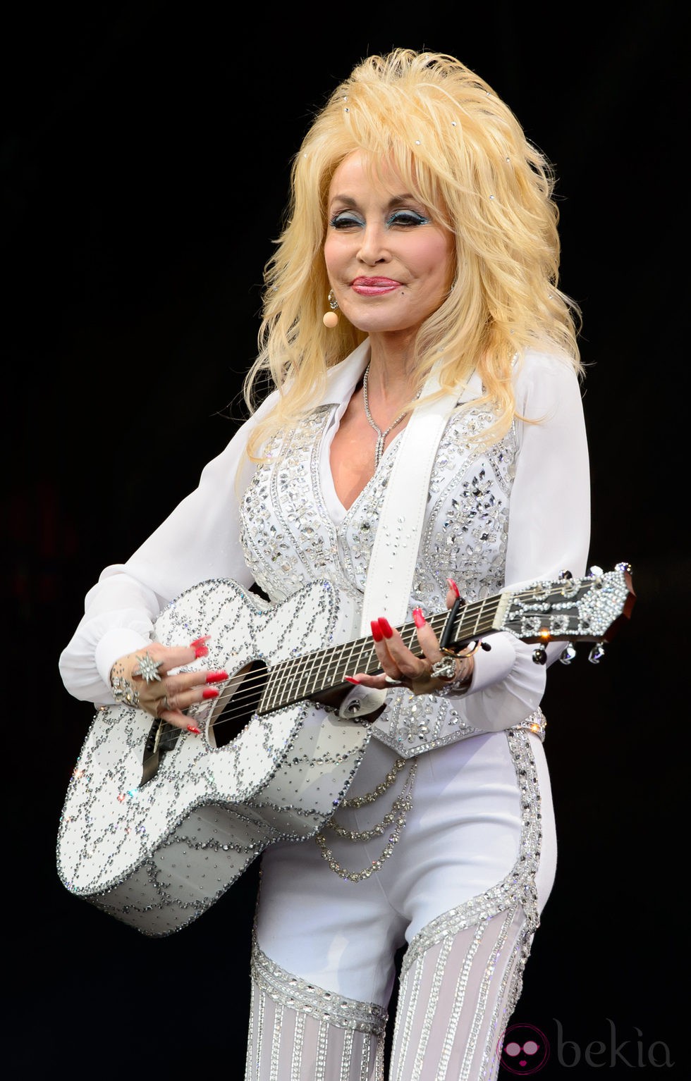 Dolly Parton actuando en el Festival de Glastonbury 2014