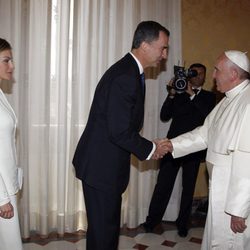 El Rey Felipe saluda al Papa Francisco en su primer viaje al extranjero como Rey de España