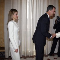 El Rey Felipe saluda al Papa Francisco en su primer viaje al extranjero como Rey de España
