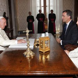 Los Reyes Felipe y Letizia con el Papa Francisco en su primer viaje al extranjero como Reyes de España