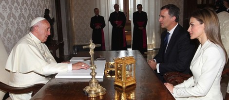 Los Reyes Felipe y Letizia con el Papa Francisco en su primer viaje al extranjero como Reyes de España