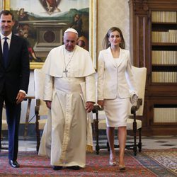 La Reina Letizia vestida de blanco junto al Rey Felipe y al Papa Francisco en El Vaticano
