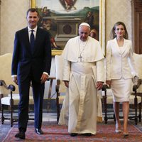 La Reina Letizia vestida de blanco junto al Rey Felipe y al Papa Francisco en El Vaticano