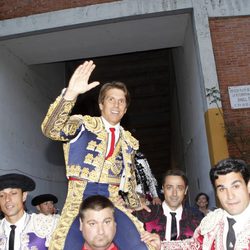 Manuel Díaz El Cordobés saliendo por la Puerta Grande de Burgos
