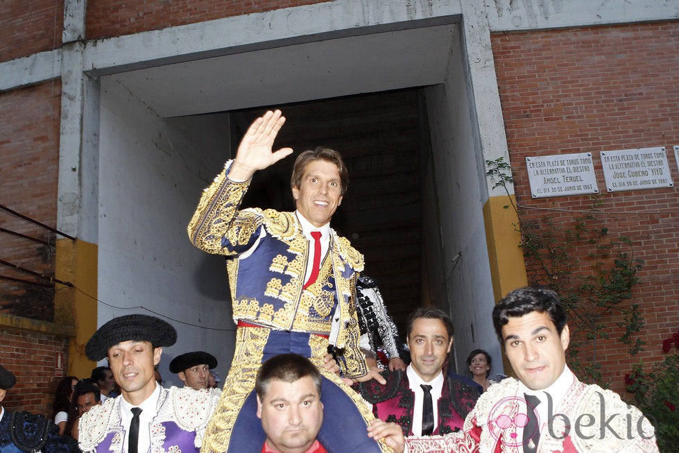 Manuel Díaz El Cordobés saliendo por la Puerta Grande de Burgos