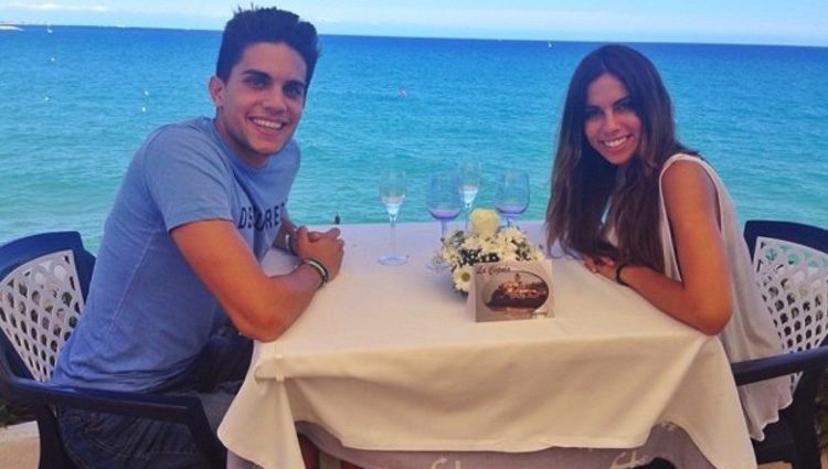 Marc Bartra y Melissa Jiménez comen juntos frente al mar