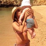 Sara Carbonero presume de tipazo con su hijo Martín en la playa