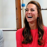 Kate Middleton riendo a mandíbula batiente en un acto oficial
