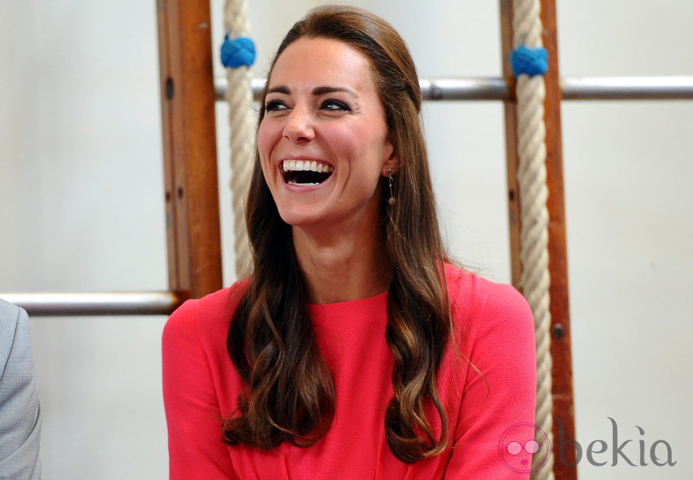 Kate Middleton riendo a mandíbula batiente en un acto oficial
