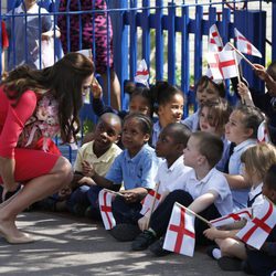 La Duquesa de Cambridge saluda a unos niños en una escuela de Londres