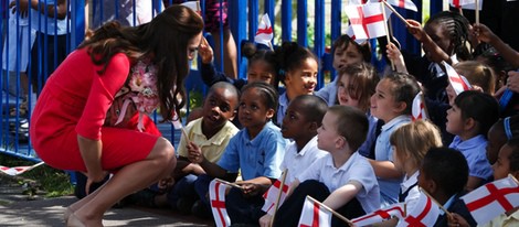 La Duquesa de Cambridge saluda a unos niños en una escuela de Londres
