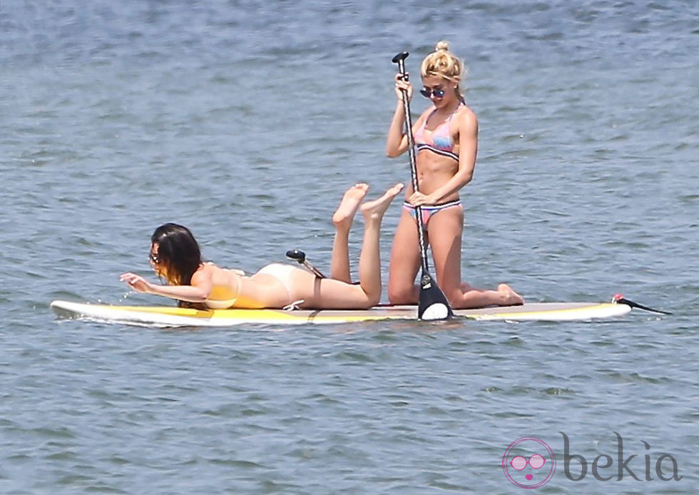 Kendall Jenner y Hailey Baldwin practicando surf de remo