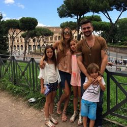 Juanes con su mujer Karen y sus hijos Luna, Paloma y Dante en Roma