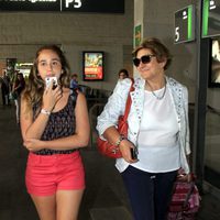 Carmen Bazán con su nieta Andrea en la estación del tren de Sevilla
