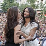 Ruth Lorenzo y Conchita Wurst se saludan en el pregón del Orgullo Gay 2014 de Madrid