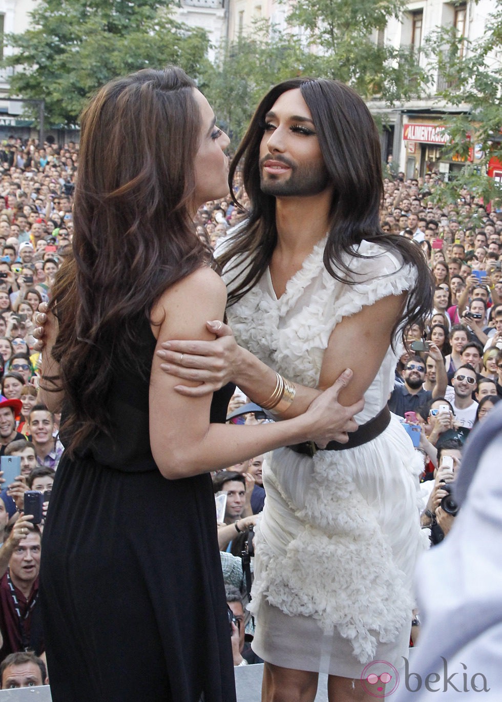 Ruth Lorenzo y Conchita Wurst se saludan en el pregón del Orgullo Gay 2014 de Madrid