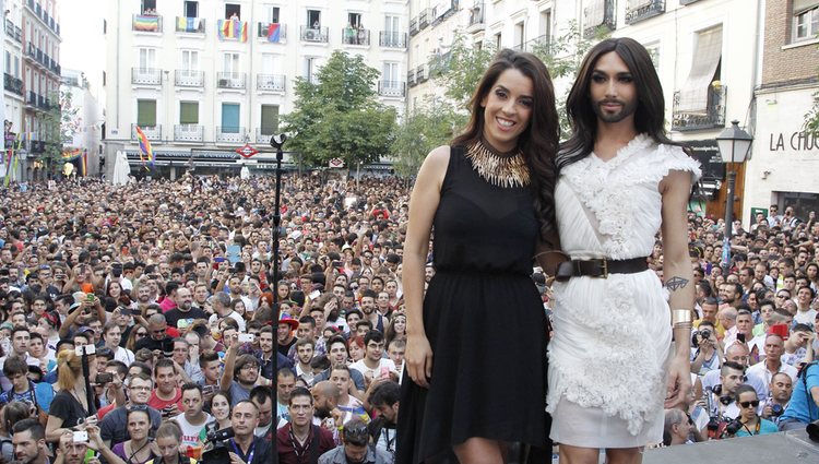 Ruth Lorenzo y Conchita Wurst con la plaza de Chueca de Madrid abarrotada en el pregón del Orgullo Gay 2014