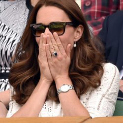 Kate Middleton se tapa la cara en el partido de Andy Murray en Wimbledon 2014
