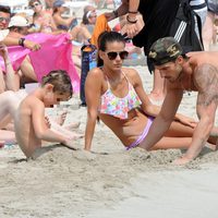 Aitor Ocio jugando en la playa con su hija Naia y su novia Covi Riva en Ibiza