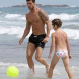 Aitor Ocio jugando con una pelota con su hija Naia en Ibiza
