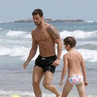 Aitor Ocio jugando con una pelota con su hija Naia en Ibiza
