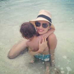 Miranda Kerr abraza a su hijo Flynn en una playa
