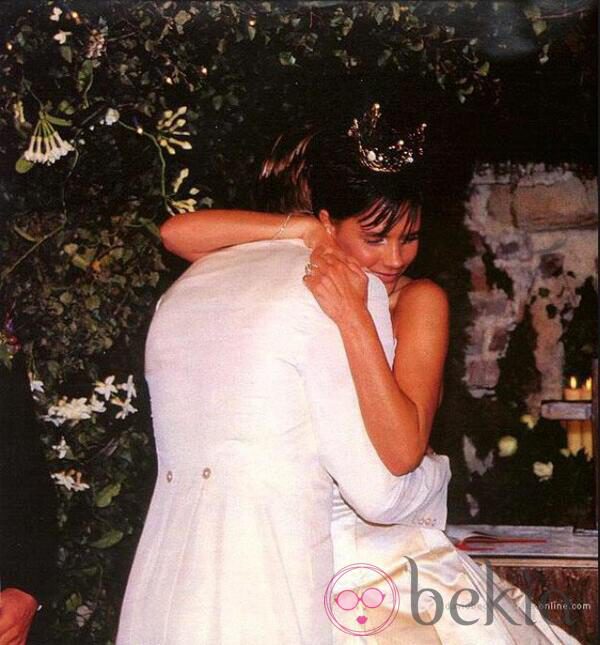 Victoria y David Beckham se abrazan tras convertirse en marido y mujer