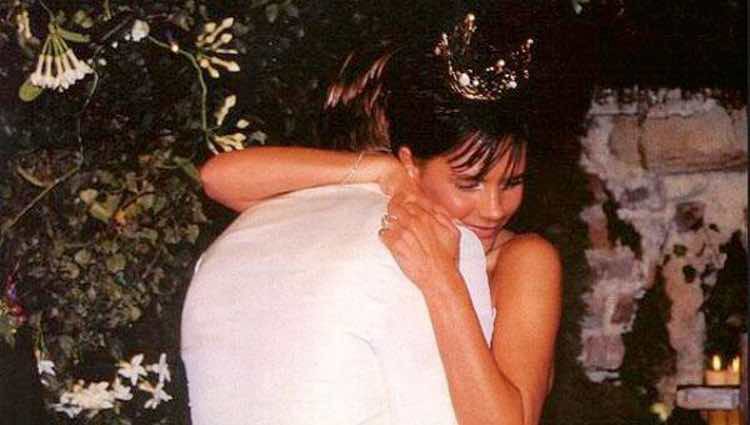 Victoria y David Beckham se abrazan tras convertirse en marido y mujer