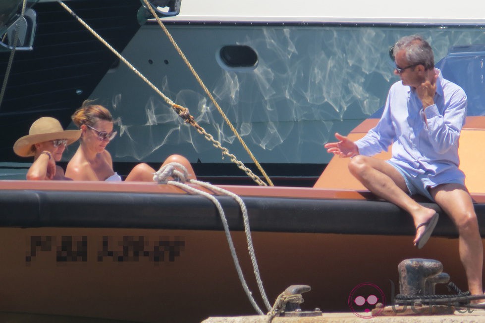 Mar Flores y Javier Merino a bordo de su yate en Ibiza
