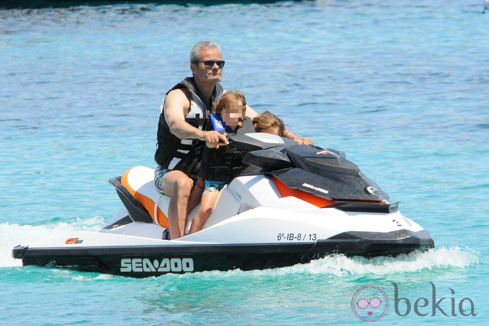 Javier Merino dando una vuelta en moto acuática por aguas de Ibiza con sus hijos