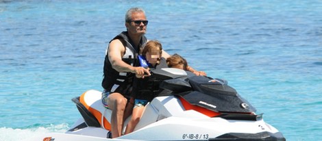 Javier Merino dando una vuelta en moto acuática por aguas de Ibiza con sus hijos