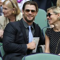 Elsa Pataky mirando con ternura a Chris Hemsworth en la final de Wimbledon 2014