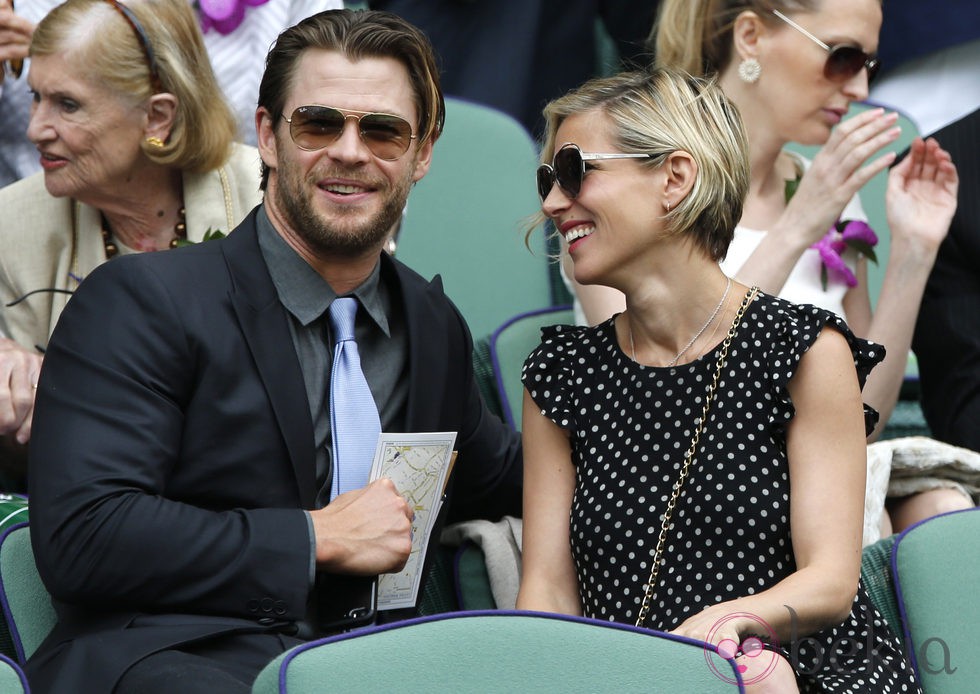 Elsa Pataky mirando con ternura a Chris Hemsworth en la final de Wimbledon 2014