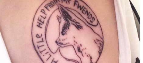 Miley Cyrus se hace un tatuaje con la imagen de su perro Floyd