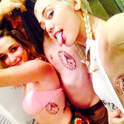 Miley Cyrus y sus amigos tras tatuarse la imagen de su perro Floyd
