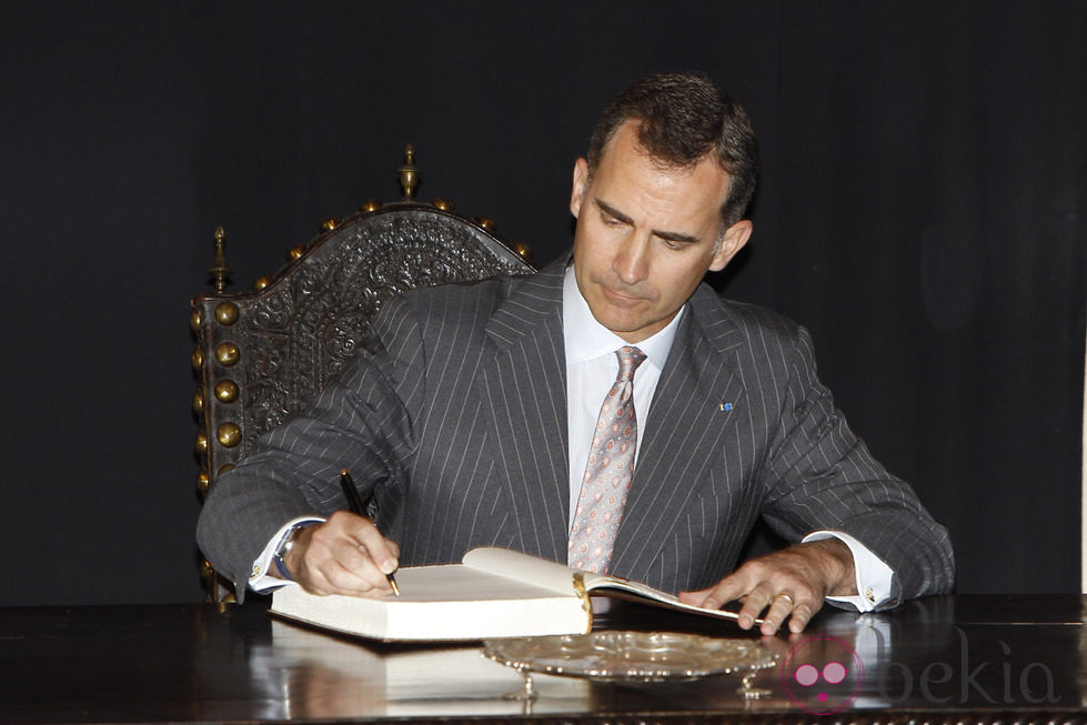 El Rey Felipe firmando en un libro de visitas en su primer viaje a Portugal como Rey