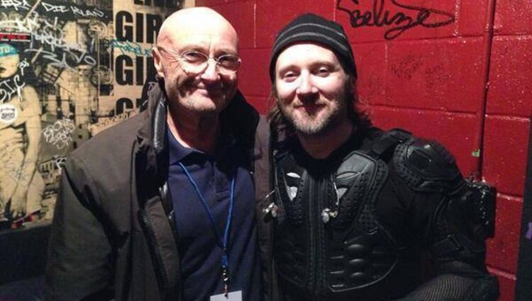 Phil Collins y su hijo Simon Collins tras un concierto