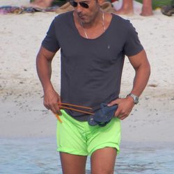 Jesús Vázquez disfruta de las playas de Ibiza antes de empezar 'Pequeños gigantes'