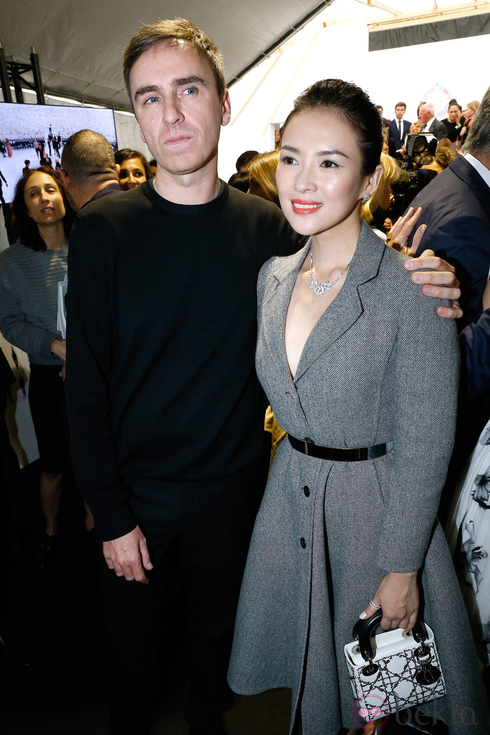 Zhang Ziyi y Raf Simons en el desfile de Dior de la Semana de la Alta Costura de París otoño/invierno 2014